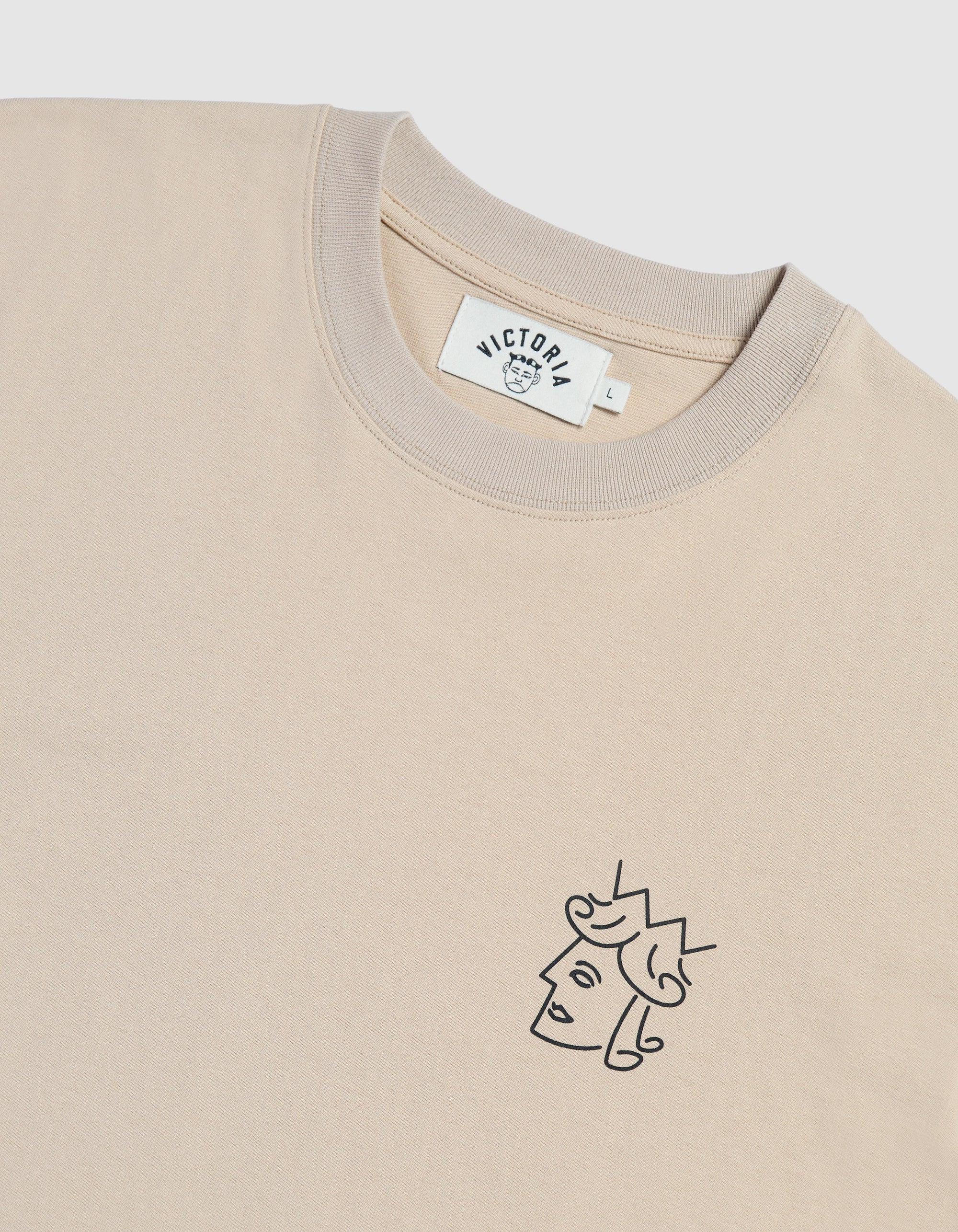 VICTORIA 'Queenhead Logo' T-Shirt (Sand)