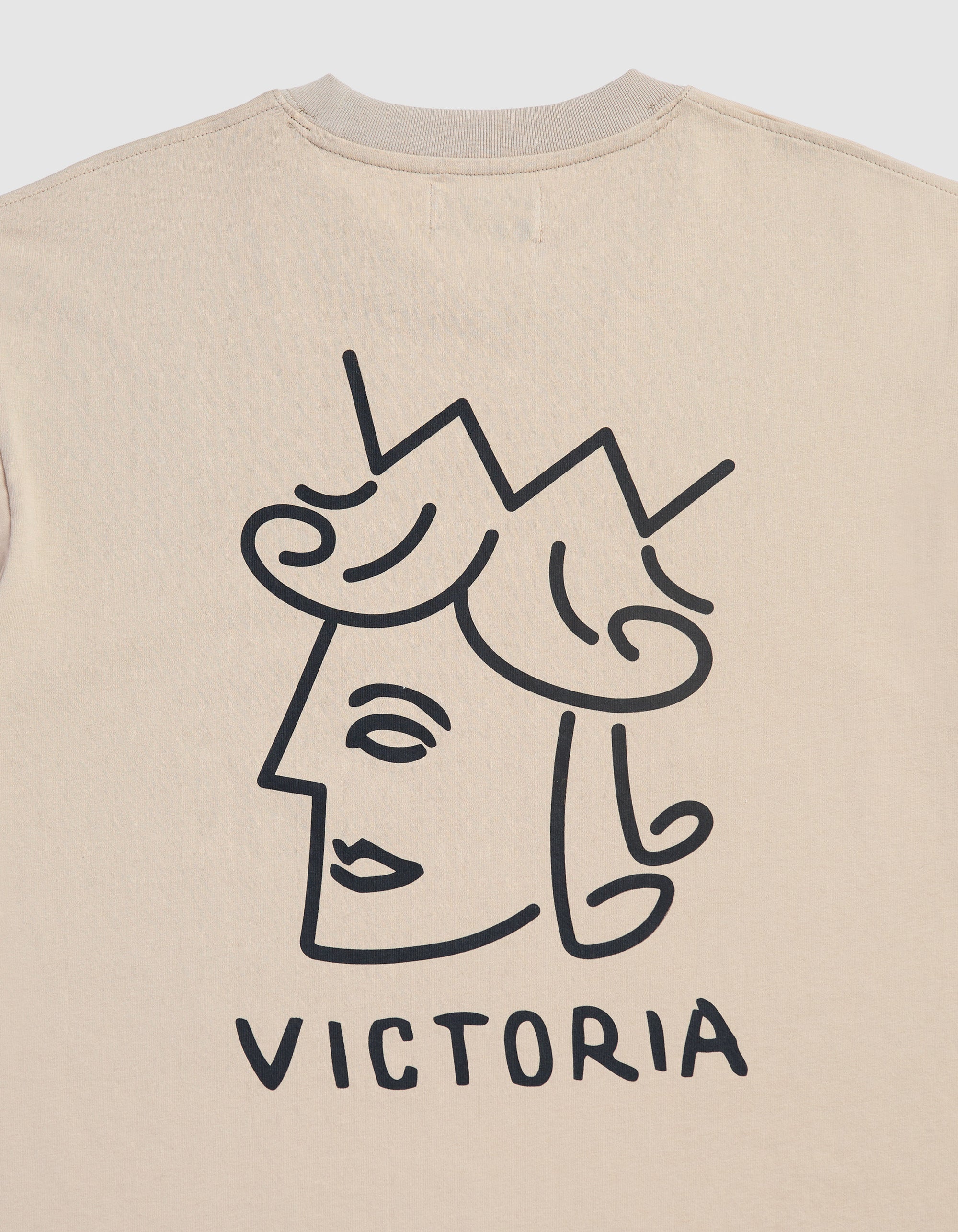 VICTORIA 'Queenhead Logo' T-Shirt (Sand)