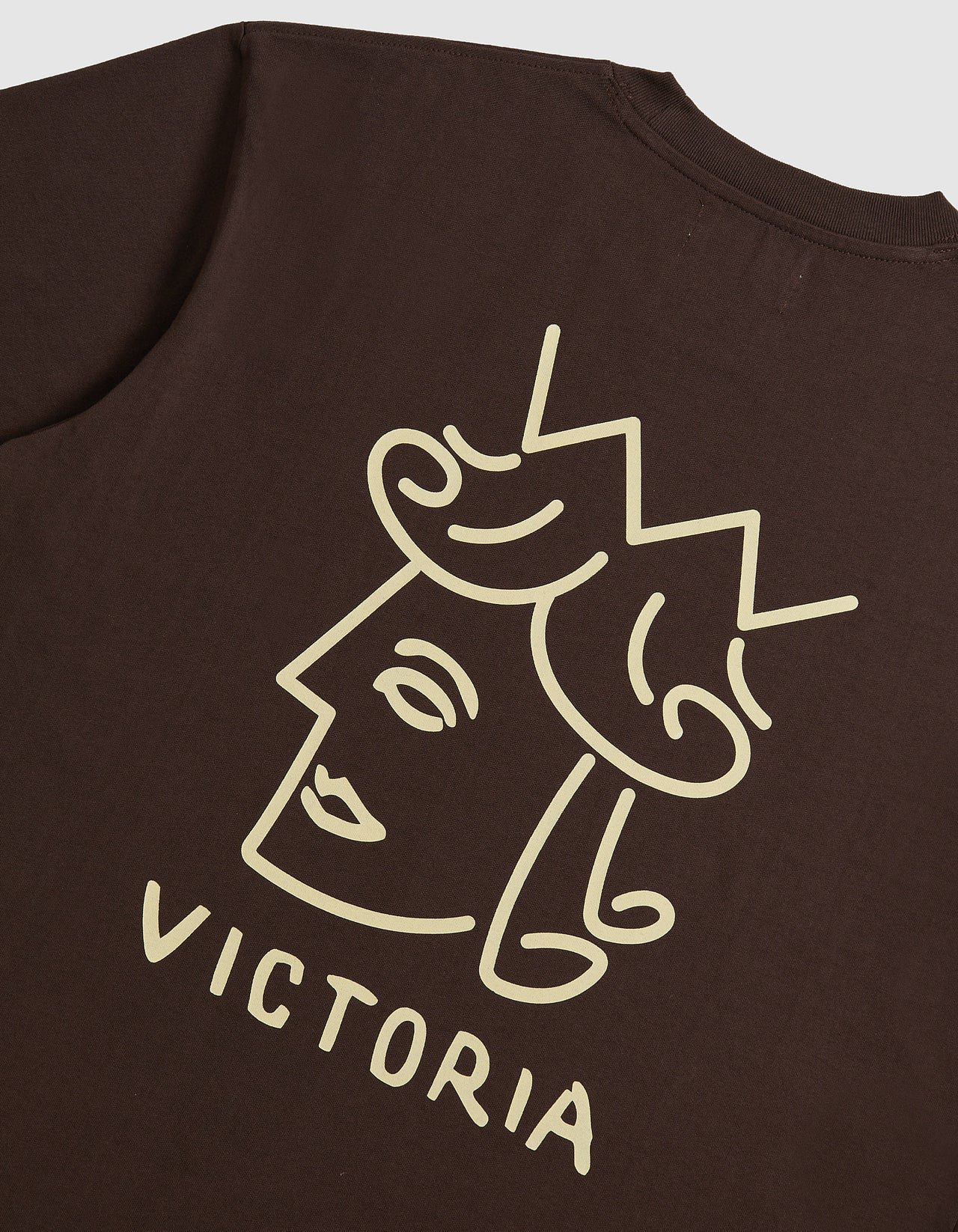 VICTORIA 'Queenhead Logo' T-Shirt (Brown)